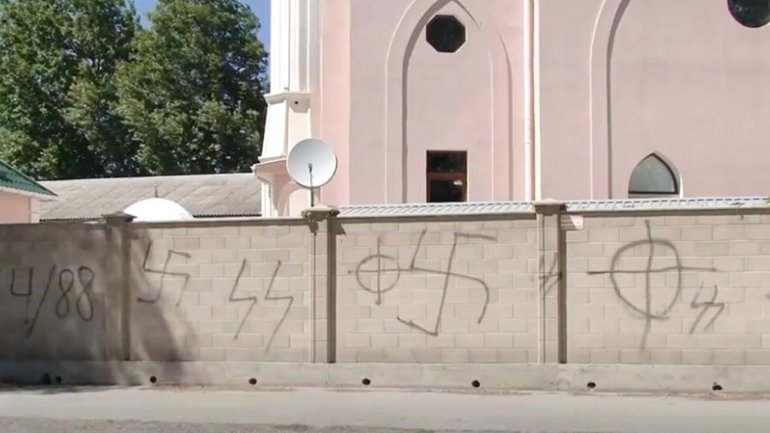 Вандалы разрисовали неприличными рисунками и свастикой мечеть в оккупированном Крыму - фото 1