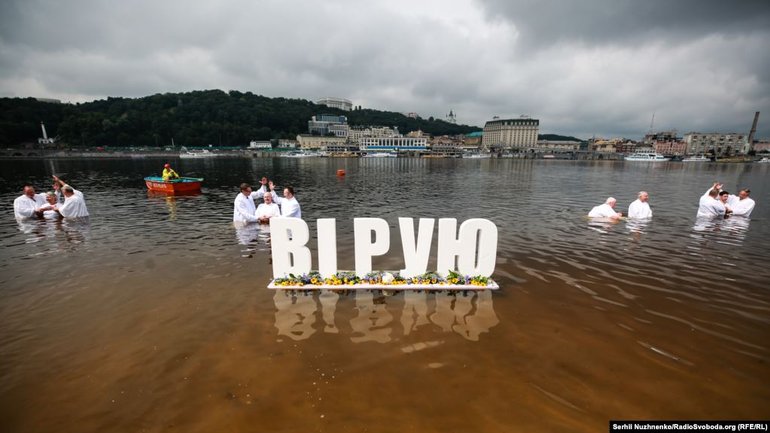 У водах Дніпра хрестили 150 баптистів - фото 1