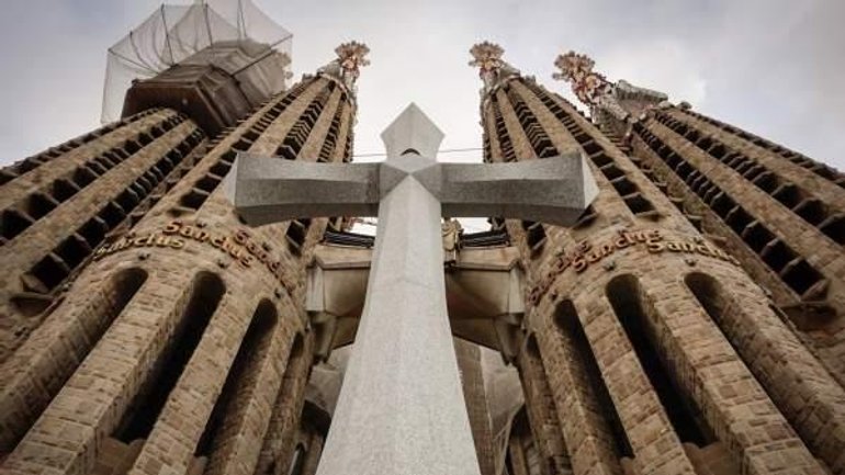 В Барселоне на фасаде Искупительного храма Святого Семейства установили 18-тонный крест - фото 1