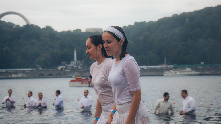 Около 500 христиан евангельской веры приняли крещение в водах Днепра - фото 1