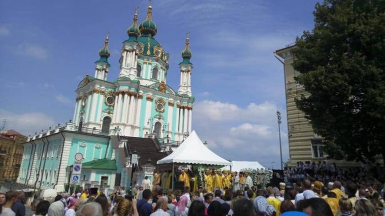 Верующие УАПЦ вышли на крестный ход в Киеве - фото 1