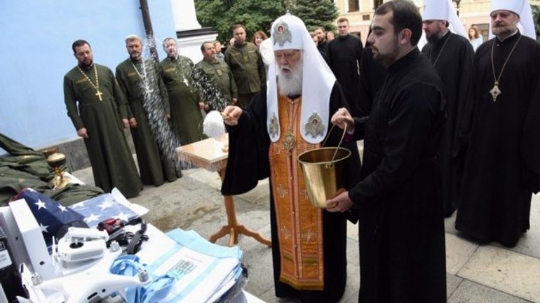 Патріарх Філарет у Михайлівському соборі освятив одяг для капеланів - фото 1
