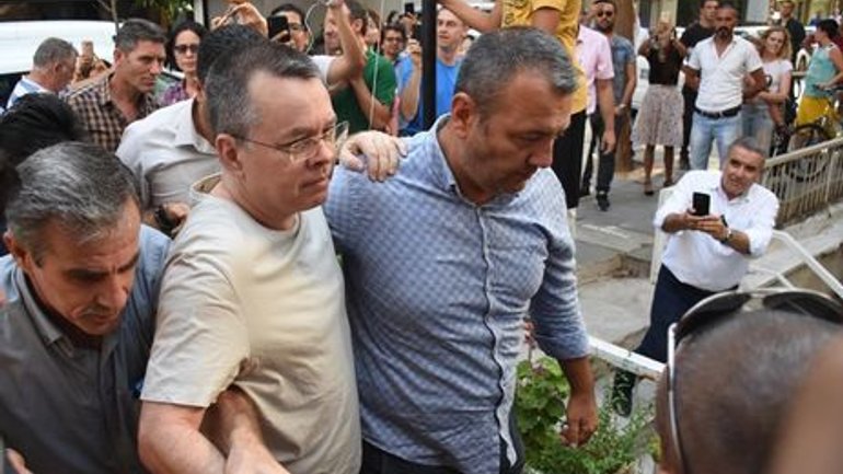 Суд у Туреччині залишив під арештом американського пастора, на звільненні якого наполягає Трамп - фото 1