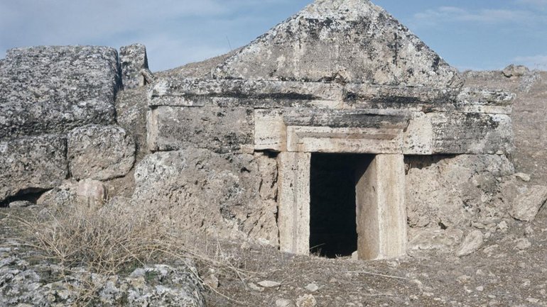 Археологи розгадали таємницю незрозумілих смертей біля «порталу до пекла» - фото 1