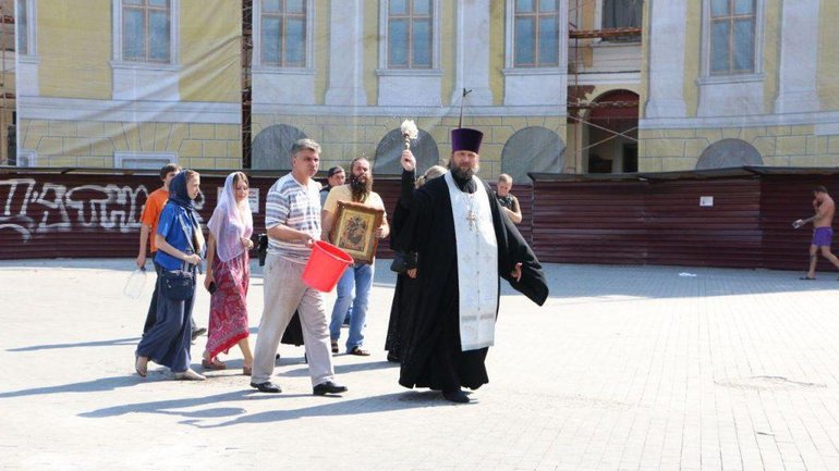 Священик «очистив від скверни» Приморський бульвар після ЛГБТ-маршу - фото 1