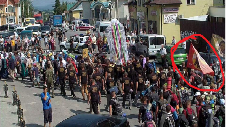 У почаївських паломників помітили православний прапор “армії ДНР” - фото 1