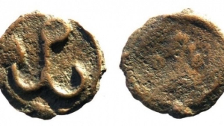 Археологи знайшли унікальну монету з місця хрещення князя Володимира - фото 1