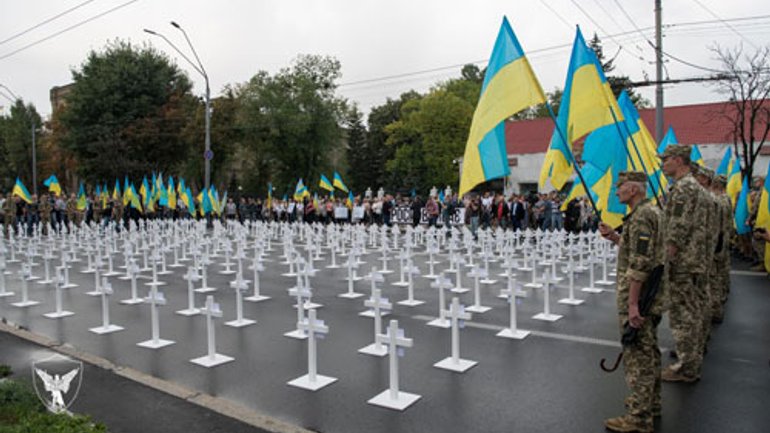 Під посольством РФ у Києві відбувся мітинг-реквієм за загиблими в Іловайському котлі - фото 1