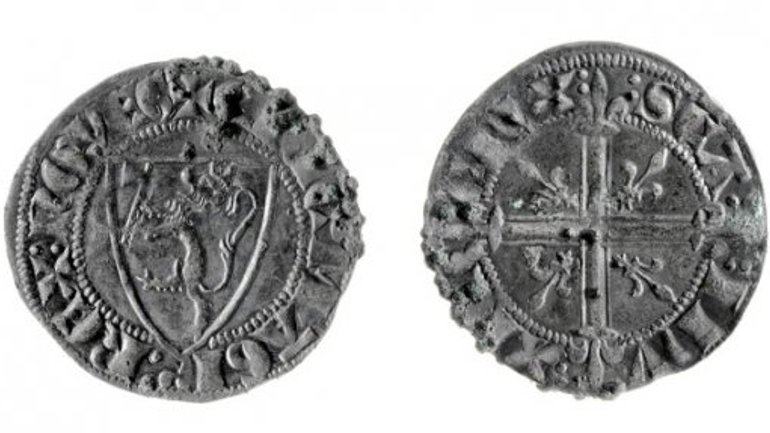 Середньовічні монети і прикраси знайшли у підлозі церкви - фото 1