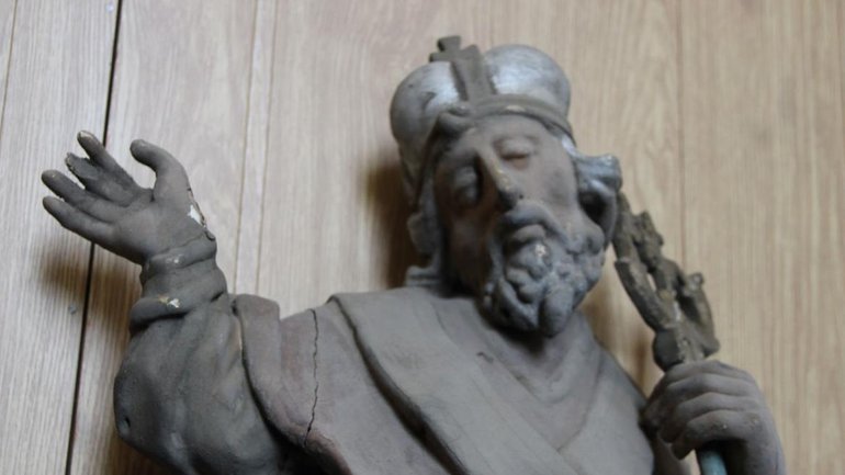 На Львівщині під час ремонту храму УГКЦ знайшли дерев'яні фігури архиєреїв XVIII-XIX ст - фото 1