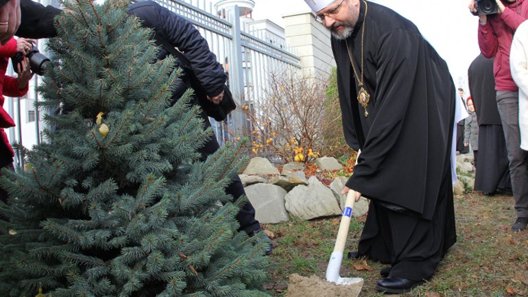 Глава УГКЦ вместе с пятью министрами Украины посадил в Киеве дерево мира - фото 1