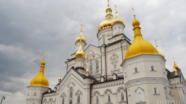 Активисты после ревизии заявили об исчезновении почти 20 ценных картин из Почаевской Лавры - фото 1