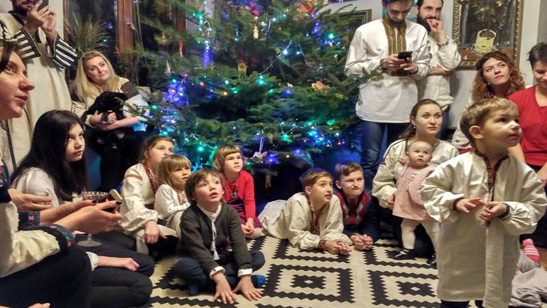 На Різдво до Остапа. Як львівський художник зібрав у своїй квартирі триста колядників - фото 1