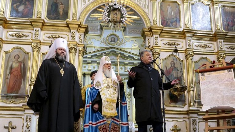 Не ходіть до Церкви, де моляться за Кирила, - Порошенко у Луцьку - фото 1