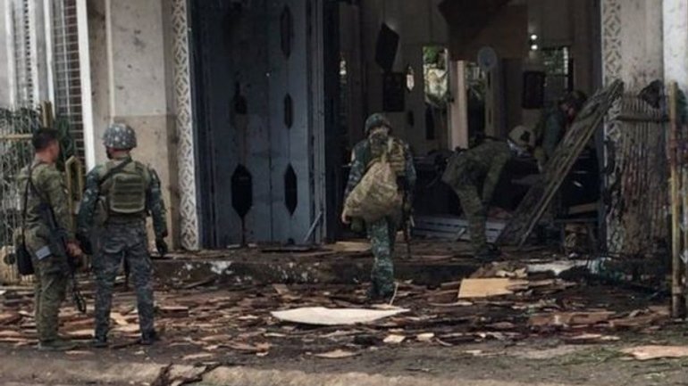 27 загиблих та  десятки поранених в результаті вибуху у церкві на Філіппінах - фото 1