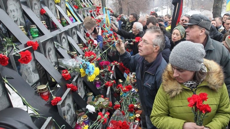 У Києві в Михайлівському соборі вшанували пам'ять загиблих Героїв Небесної Сотні - фото 1