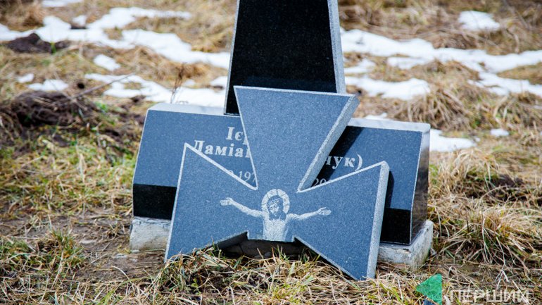 На цвинтарі під Луцьком невідомі постійно розбивають хрест на могилі монаха - фото 1
