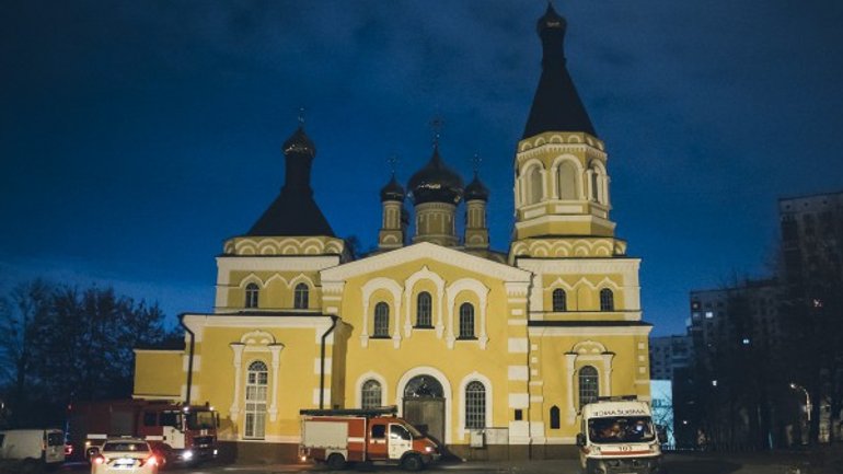 У Києві на території Покровського храму згоріла будівля - фото 1
