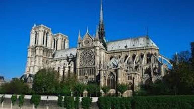 У Франції “людина-павук” виліз на хмарочос, щоб врятувати собор Паризької Богоматері - фото 1