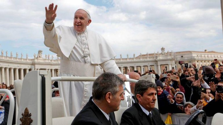 Да, но нет. Объясняем, почему Папа Римский не дает целовать свой перстень - фото 1