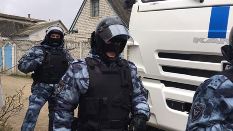 В Крыму российские силовики обыскивают мечеть и дом имама - фото 1