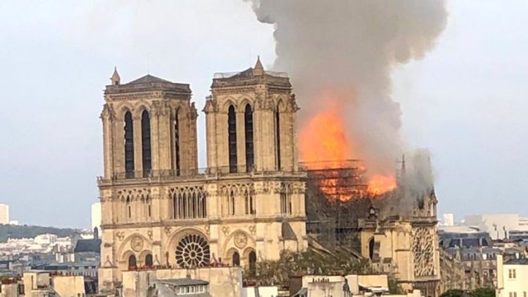 У Парижі палає cобор Паризької Богоматері - фото 1