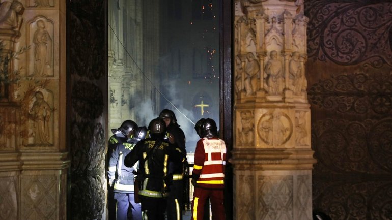 Емануель Макрон пообіцяв, що собор Паризької Богоматері відновлять - фото 1