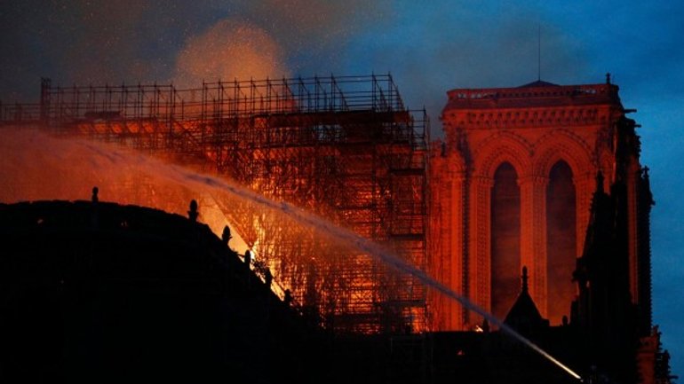 Вогонь не пошкодив Терновий вінок Христа та інші реліквії у соборі Паризької Богоматері - фото 1
