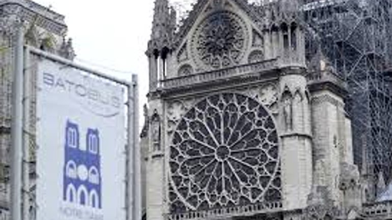 Названа предварительная причина пожара в Соборе Парижской Богоматери - фото 1