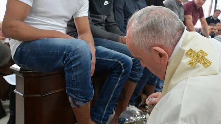 У Великий Четвер Папа Франциск здійснив обряд вмивання ніг 12 ув’язненим - фото 1