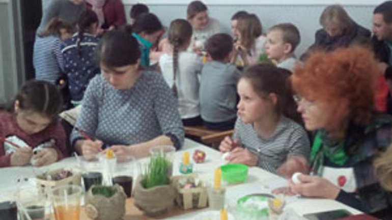 Майстер-клас з писанкарства для майже двох сотень дітей і дорослих провели в Івано-Франківську - фото 1