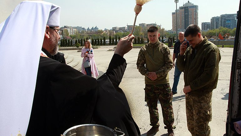 Глава УГКЦ освятив понад три тисячі пасок для українських воїнів - фото 1