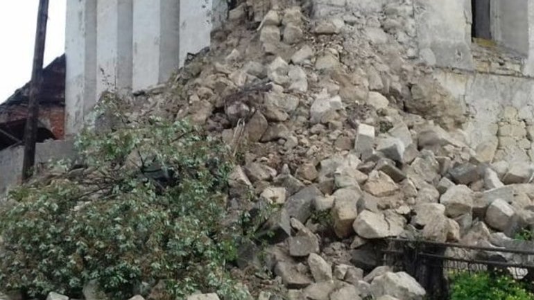 На Тернопільщині внаслідок негоди на дорогу обвалилася старовинна синагога - фото 1