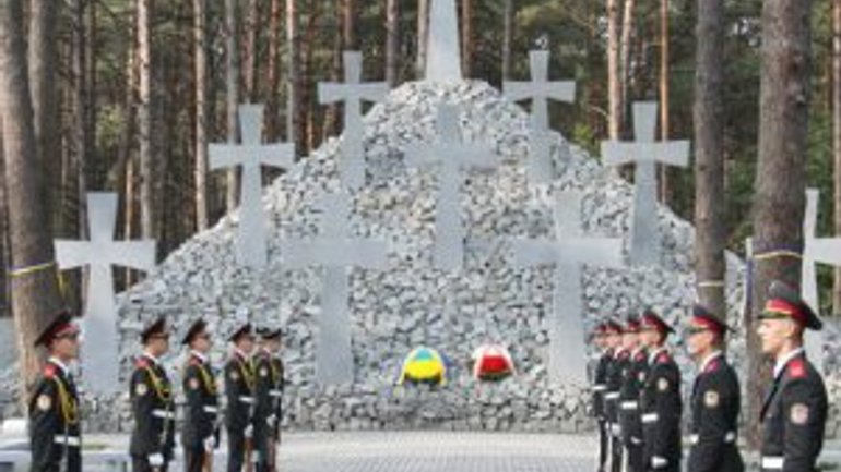 Украинцы чествовали память жертв политических репрессий - фото 1