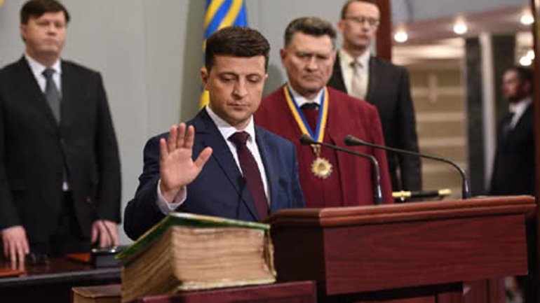 Новообраний  Президент України присягнув на Пересопницькому Євангелії - фото 1