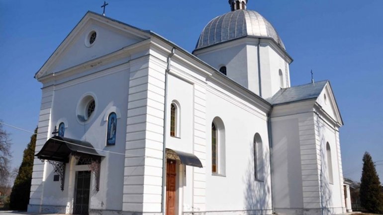 Куди поїхати на вихідні зі Львова: до церкви з розписами відомого майстра - фото 1