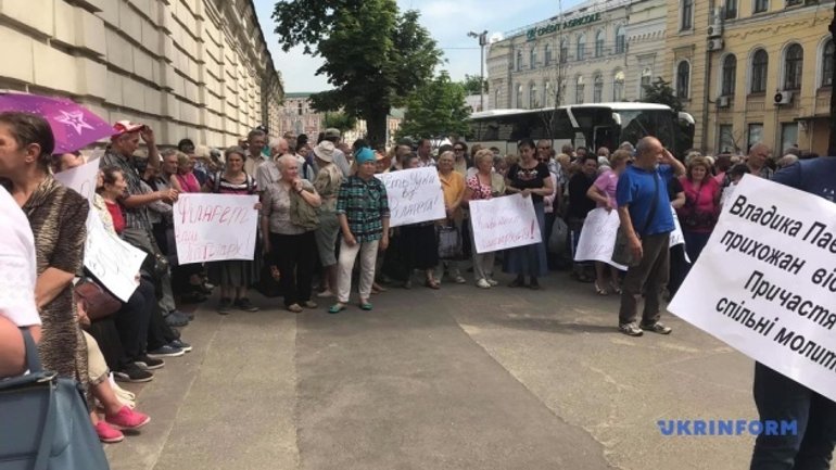 Група підтримки Філарета вишикувалася з плакатами біля Софії Київської, де відбувається Синод - фото 1