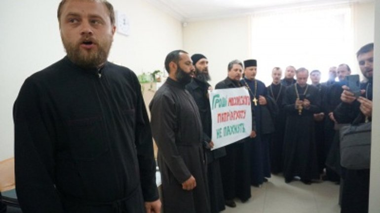 У Чернівцях священики ПЦУ пікетували адвокатську контору, яка захищає інтереси УПЦ МП у суді - фото 1
