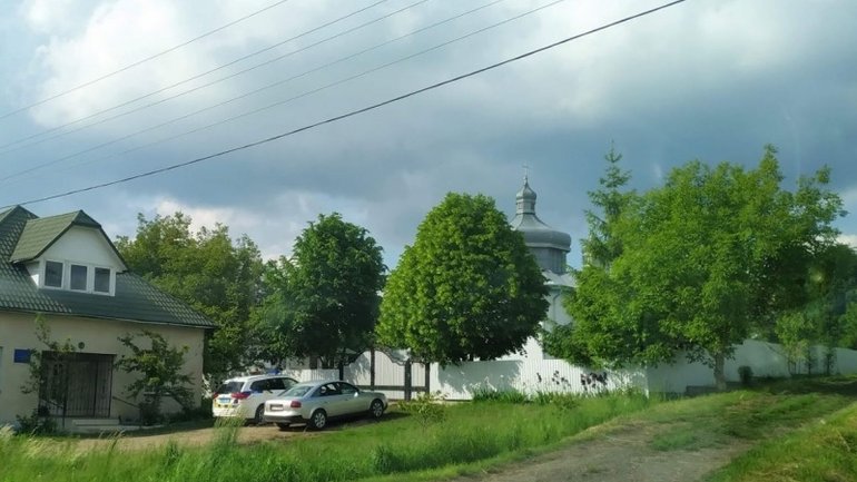 На Буковині представники УПЦ МП намагалися вивезти з храму майно громади, яка перейшла в ПЦУ - фото 1