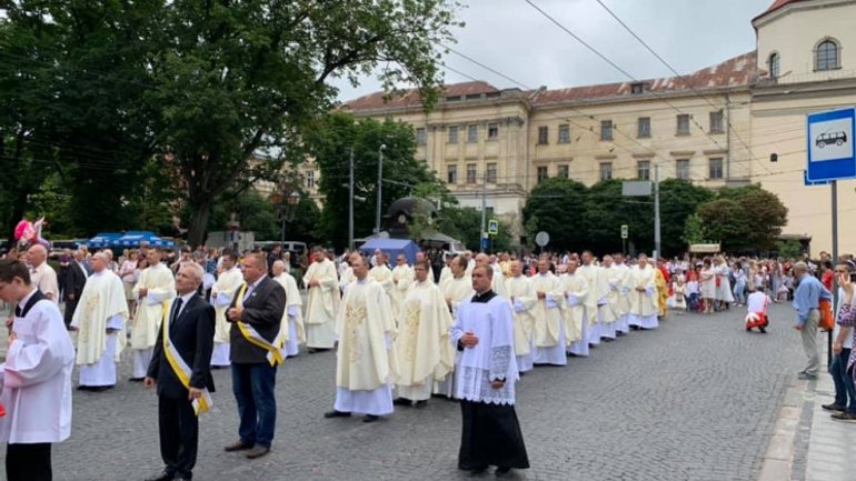 Римо-католики Львова процесійною ходою пройшли вулицями міста - фото 1