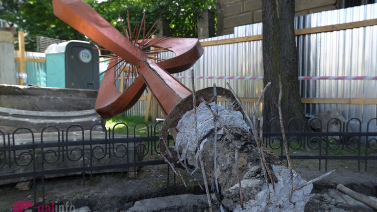Фонтан на кістках та зруйнована церква: скандал на площі Галицькій - фото 1
