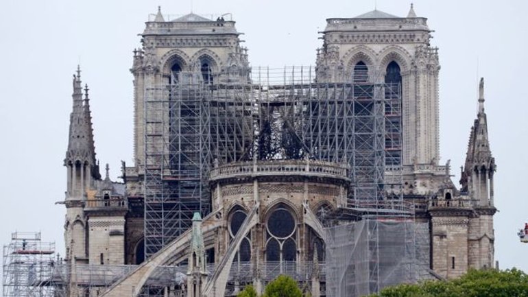 Во Франции принят закон о реставрации сгоревшего Нотр-Дама - фото 1
