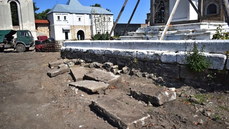 На Львівщині будівельники під час реставрації монастиря знищили десятки давніх поховань - фото 1