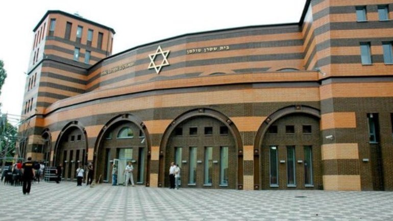 В Кривом Роге мужчина забросал камнями здание синагоги - фото 1