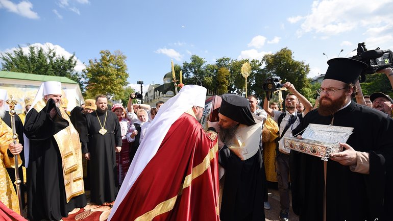 Представники Константинополя привезли до Києва чудотворні святині - фото 1