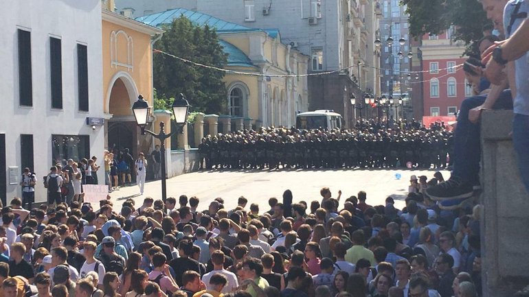 Московский православный храм приютил мирных протестующих, которых преследовала полиция - фото 1