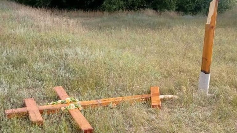 Неизвестные повалили поклонные кресты в Луганской области - фото 1