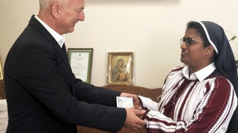 Президент Зеленський дав громадянство індійській черниці - фото 1