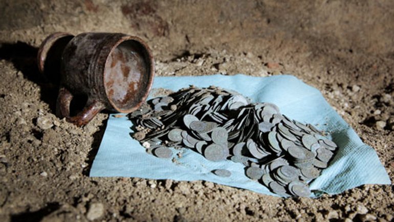 У  церкві знайшли скарб із тисячі старовинних монет - фото 1