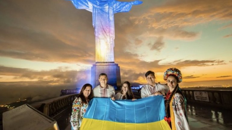 Статую Христа-Спасителя в Бразилии подсветили цветами украинского флага - фото 1
